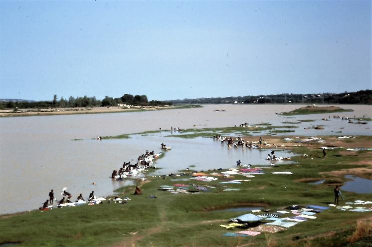;aundrey and washing clothes in the River Niger, Niamey 1978